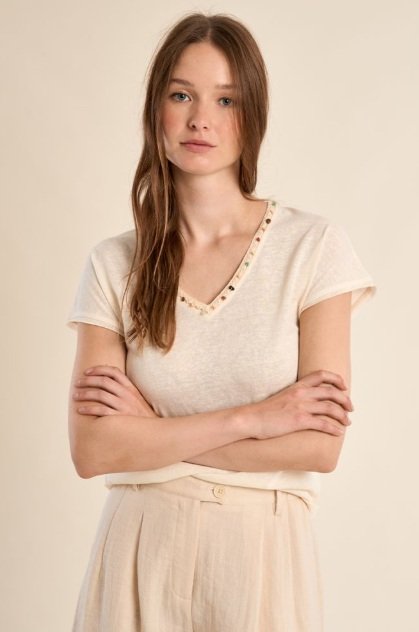 Camiseta cuello pico detalle abalorios