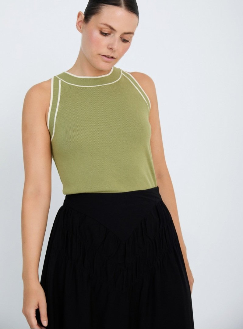 TOP PUNTO HALTER VERDE OLIVA
