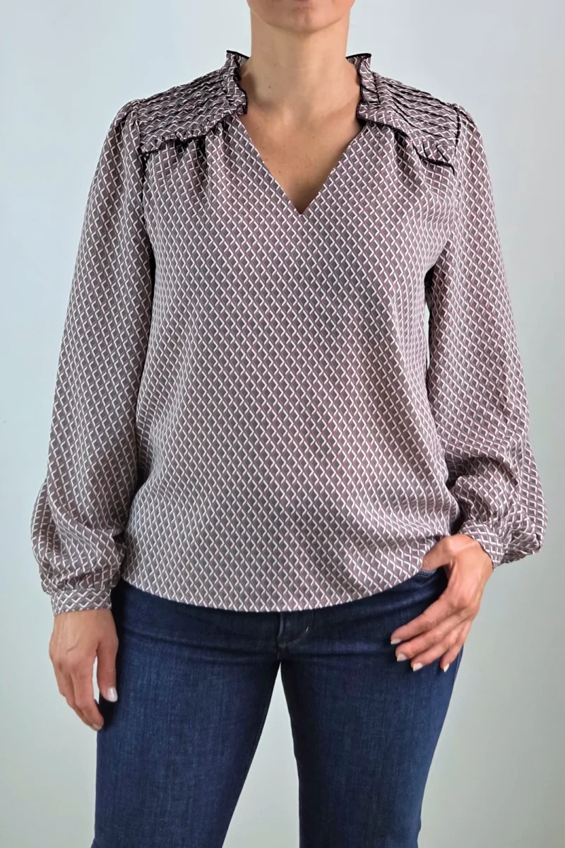 BLUSA ESTAMPADO GEOMETRICO DETALLE HOMBROS