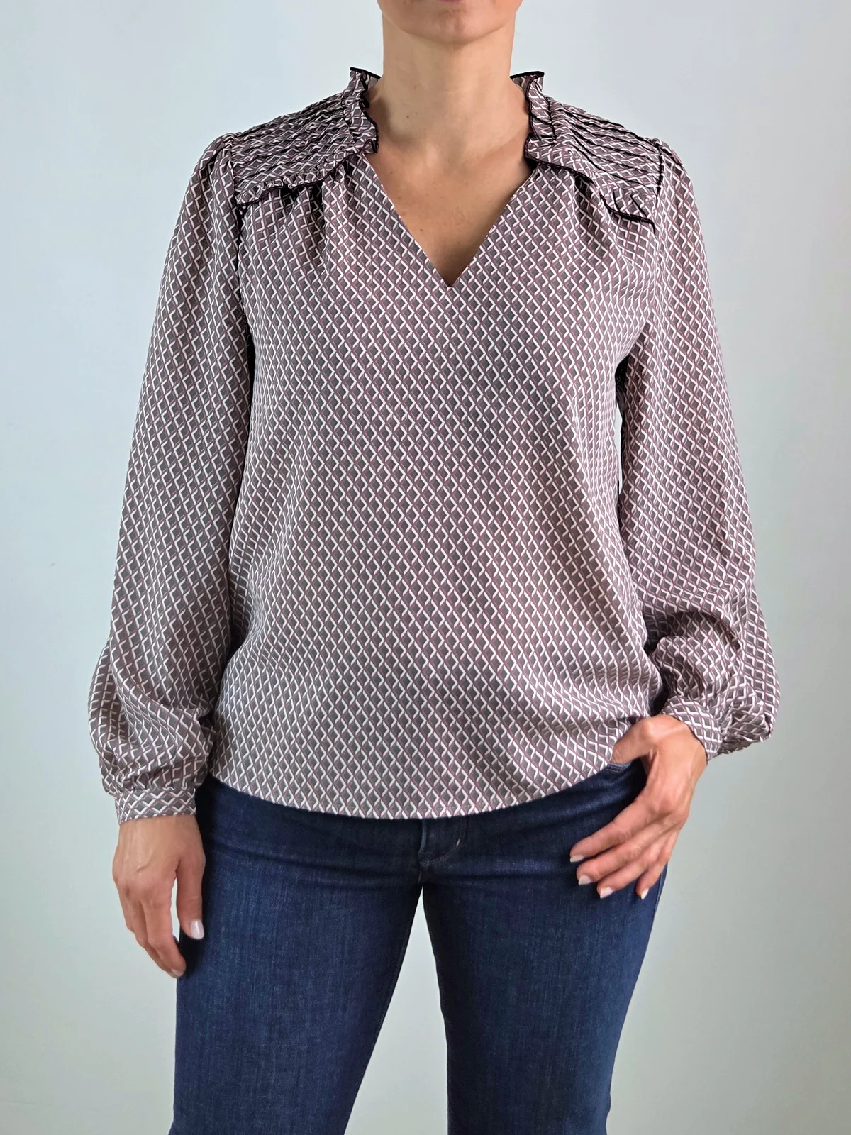 BLUSA ESTAMPADO GEOMETRICO DETALLE HOMBROS