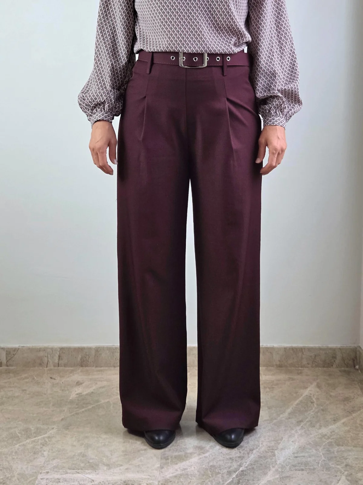 PANTALÓN DE VESTIR CON PINZAS Y CINTURÓN - Imagen 2