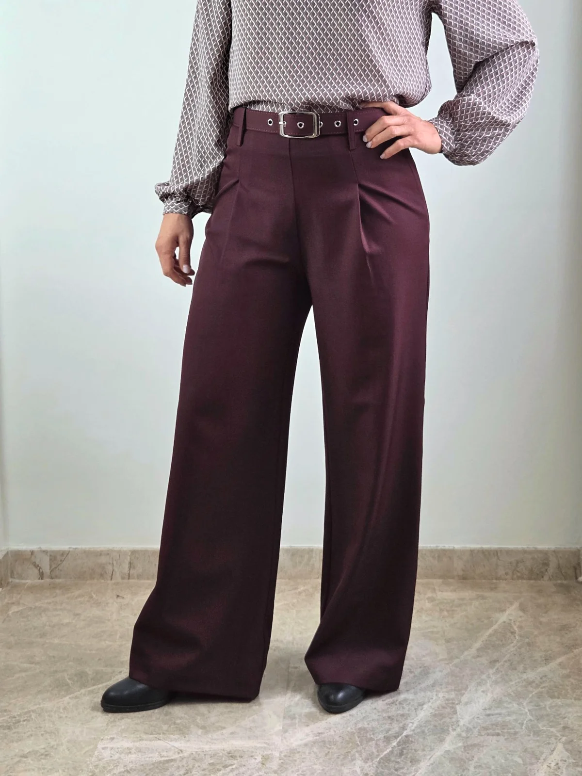 PANTALÓN DE VESTIR CON PINZAS Y CINTURÓN