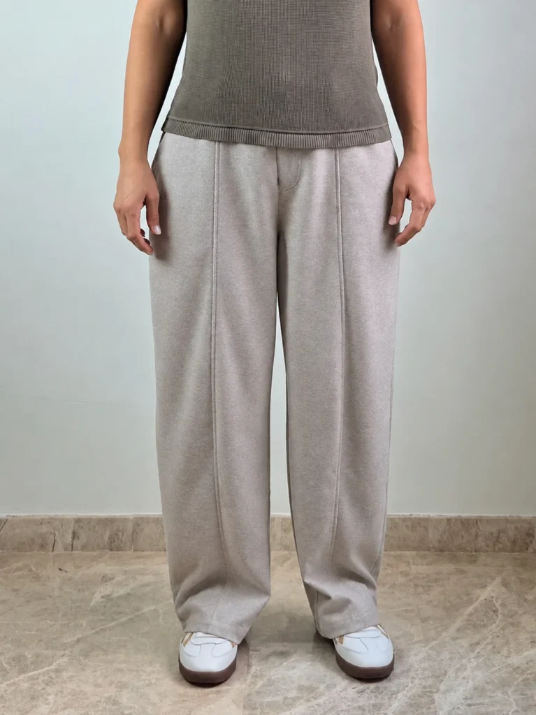 Conjunto de punto y pantalón gris լայն-fotor-20261014135425_web