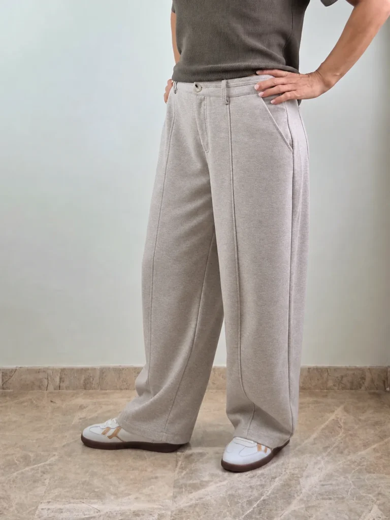 Estilo minimalista con pantalón ancho y zapatillas retro-fotor-20261014135032_web