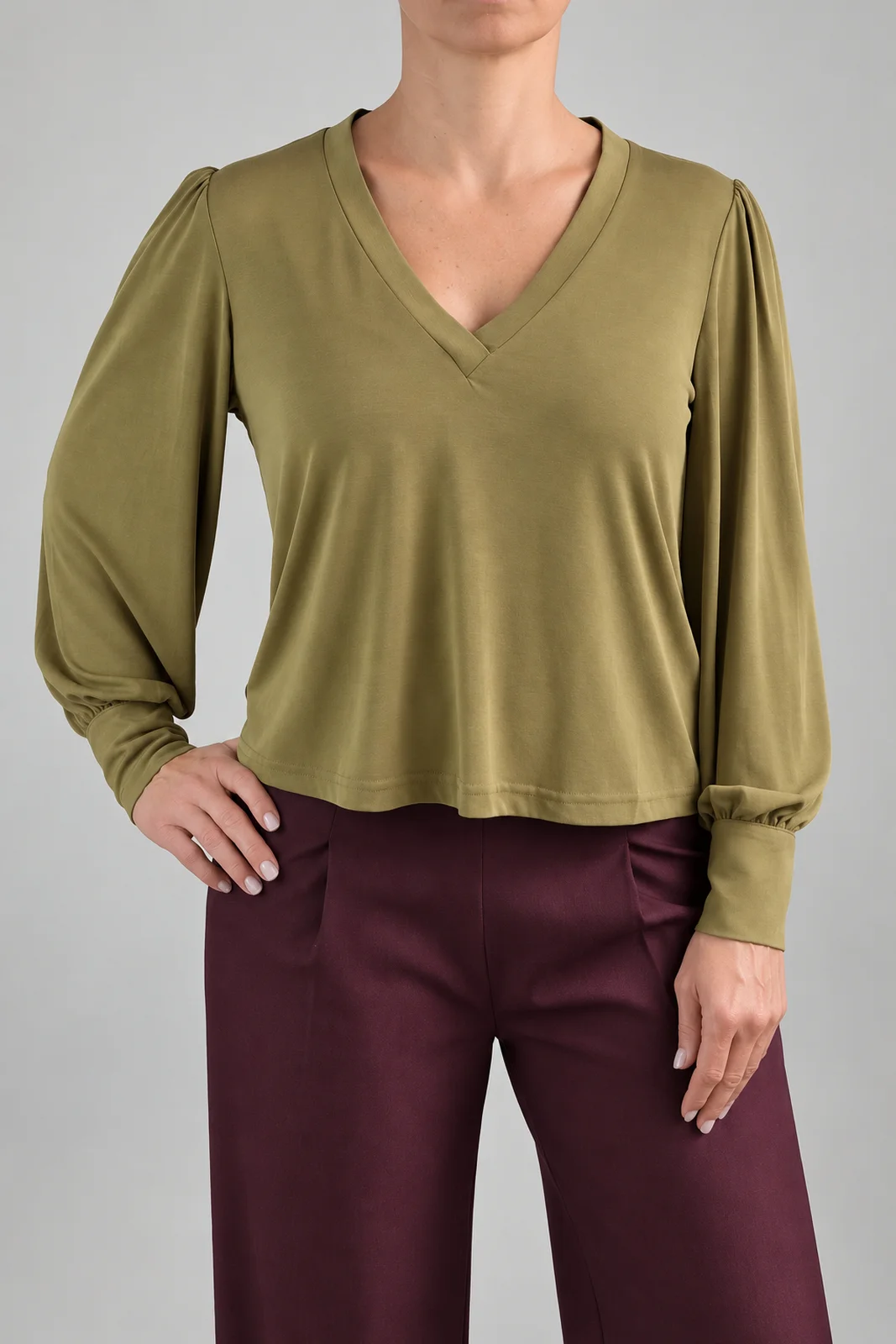 BLUSA FLUIDA CON MANGA ABULLONADA